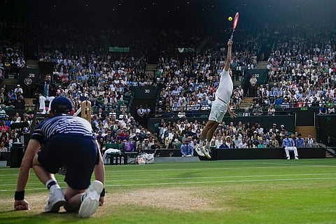 Taylor Fritz returns the ball to Lorenzo Musetti